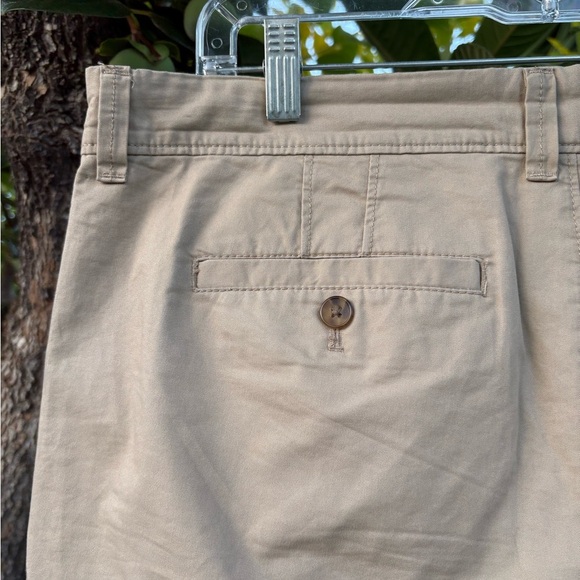 Old Navy Tan Flat Front Classic Chino Shorts Size 10 - Picture 4 of 7